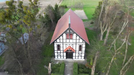 Kleine,-Malerische-Landkirche-Zwischen-Bäumen,-Früher-Frühling