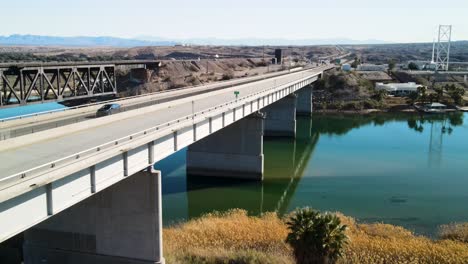 LKW-Fährt-über-Die-Grenze-Zwischen-Kalifornien-Und-Arizona,-Colorado-River,-I-40-Freeway-East