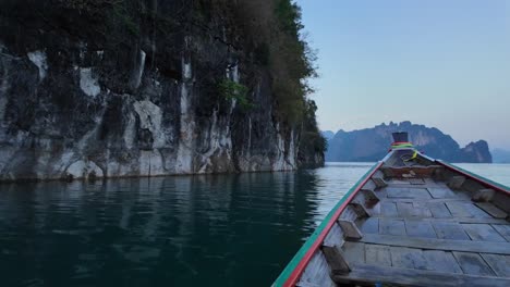 Paseo-En-Barco-En-Khao-Sok,-Acantilados-De-Piedra-Caliza,-Tailandia