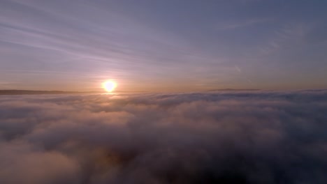 Fascinantes-Imágenes-Aéreas-Capturan-El-Amanecer-Celestial-Sobre-Las-Nubes-De-Santa-Cruz