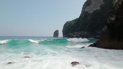 Schäumende-Wellen-Plätschern-Im-Sommer-An-Der-Zerklüfteten-Küste-Von-Nusa-Penida,-Bali,-Indonesien