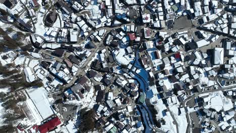 Establecimiento-De-Seguimiento-De-Arriba-Hacia-Abajo-De-La-Aldea-Japonesa-De-La-Estación-De-Esquí-De-Montaña-Nozawaonsen