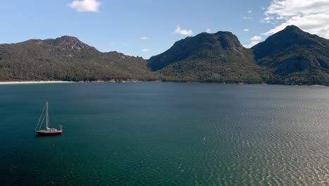 Toma-Panorámica-Aérea-De-Las-Colinas-Del-Parque-Nacional-Freycinet-En-Tasmania,-Australia