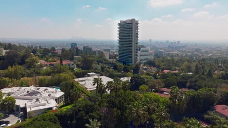 Drones-Sobrevolando-Hermosas-Casas-De-Lujo-En-West-Hollywood,-Condominios-Y-Rascacielos-De-DTLA-En-El-Horizonte