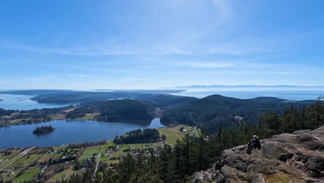 Anciano-Sentado-En-El-Monte-Erie-Mirando-Al-Lago-Campbell-En-Washington