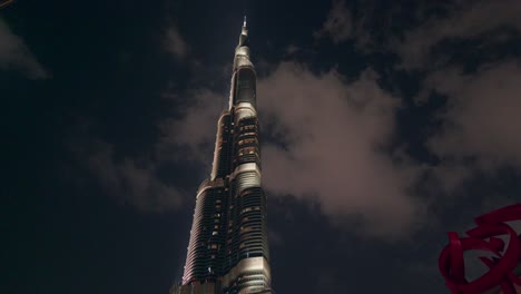 Tilt-shot-of-the-Burj-Khalifa,-the-world's-tallest-skyscraper,-at-night