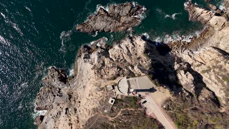 Vista-Desde-Un-Dron-De-La-Bufadora-Y-El-Faro-En-Huatulco,-Oaxaca,-México