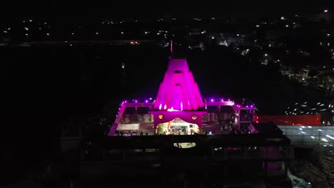 Vista-Aérea-Del-Dron-El-Dron-Se-Mueve-Hacia-El-Lado-Del-Hombre-Que-Hace-El-Espectáculo-De-Petardos-Desde-Detrás-Del-Templo