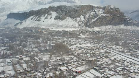 Vista-Aérea-Del-Paisaje-De-Montañas-Y-La-Ciudad-De-Skardu-En-Pakistán.