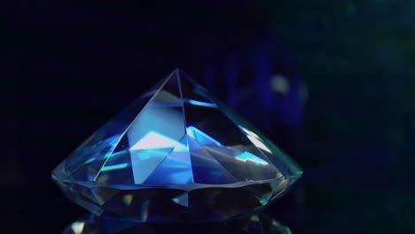 Die-Rotation-Eines-Blau-Gefärbten-Und-Reflektierenden-Diamantsteins-Verkörpert-Opulenz-Und-Raffinesse
