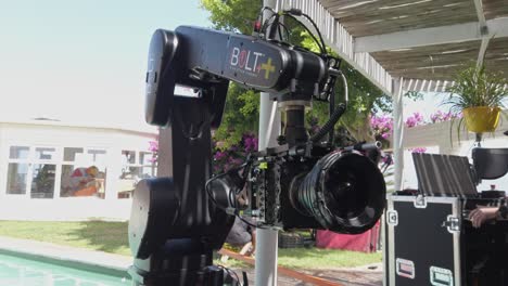 Kreisförmige-Aufnahme-Einer-High-Speed-Bolzen-Kinokamera-Auf-Einem-Tageslicht-Set