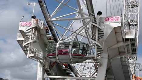 Vorsicht-Vor-Möwen-In-Der-Nähe-Des-London-Eye,-Großbritannien