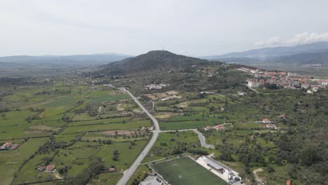 Vista-Aérea-Del-Histórico-Pueblo-Portugués-De-Belmonte-En-El-Lado-Derecho-Y-Los-Campos-Verdes-A-La-Izquierda.