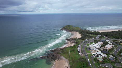 Coches-Circulando-Por-La-Carretera-Costera-A-Lo-Largo-De-La-Playa-De-Norries-Y-Cabarita---Norries-Headland,-Nueva-Gales-Del-Sur,-Australia