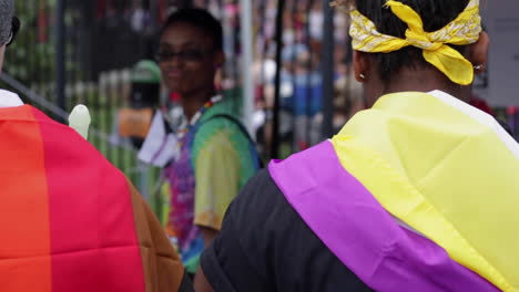 Los-Asistentes-Al-Festival-Usan-Banderas-Del-Orgullo-Mientras-Compran-Puestos-En-El-Festival-Anual-Del-Orgullo-Midmo