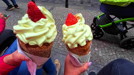 Berühmte-Traditionelle-Trdelnik-Garniert-Mit-Eis-In-Prag,-Tschechische-Republik