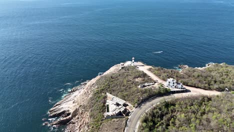 Leuchtturm-Am-Rand-Einer-Klippe-Gelegen,-Mit-Blick-Auf-Die-Küste-Von-Huatulco-In-Oaxaca,-Mexiko