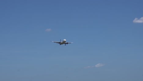 Este-Es-Un-Vídeo-De-Un-Avión-Comercial-A-Punto-De-Aterrizar-En-Un-Gran-Aeropuerto-De-Houston,-Texas.