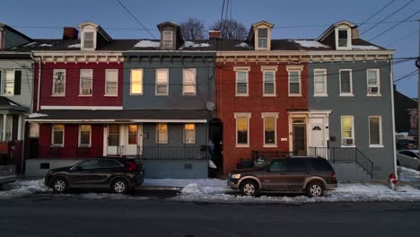 Bunte-Reihe-Von-Häusern-In-Amerikanischen-Vorort-Nachbarschaft-Während-Winterschnee