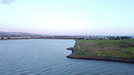 Luftaufnahmen-Des-Yachthafens-Von-Berkeley-Bei-Sonnenuntergang-Im-Norden-Kaliforniens