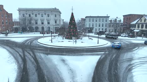 Rotonda-Nevada-Con-Un-árbol-De-Navidad-Decorado-Y-Edificios-Históricos