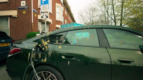 Coche-Eléctrico-BMW-I4-Contaminado-Y-Manchado-Con-Heces-De-Pájaros-En-La-Calle-Amsterdam