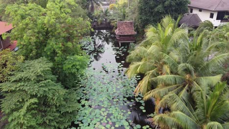 Thailändische-Landschaft-Mit-Traditionellen-Villen