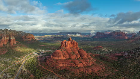 Dramatische-Wolken-über-Bell-Rock-Butte-Im-Yavapai-County,-Arizona,-USA