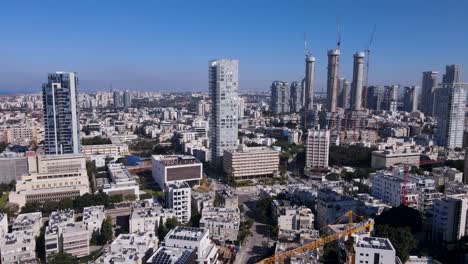 Calle-David-Bloch-En-Tel-Aviv,-Israel,-Con-Rascacielos-Que-Se-Elevan-Por-Encima-De-Los-Apartamentos