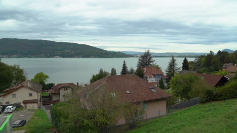 Der-See-Von-Annecy-Wird-Von-Vielen-Kleinen-Flüssen-Aus-Den-Umliegenden-Bergen-Und-Einer-Mächtigen-Unterwasserquelle,-Dem-Boubioz,-Gespeist.