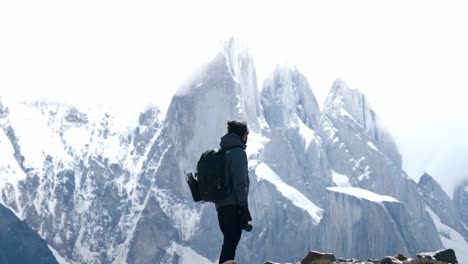 Cineasta-Mirando-Al-Cerro-Torre-En-Chaltén,-Patagonia,-Argentina