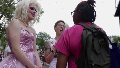 Eine-Totalaufnahme-Von-Leuten,-Die-Beim-Jährlichen-Midmo-Pridefest-Abhängen-Und-Spaß-Haben