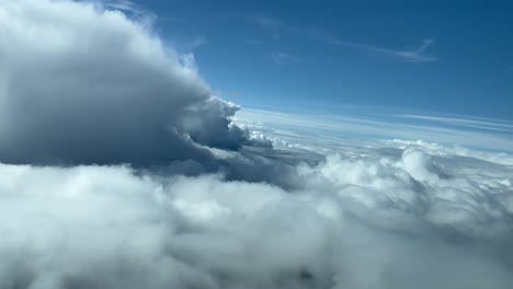 POV-Eines-Piloten-Während-Eines-Echtzeitfluges-über-Einem-Stürmischen-Himmel-Mit-Vielen-Wolken