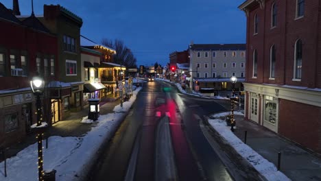 Charmante-Festlich-Dekorierte-Stadt-In-Den-USA-In-Der-Abenddämmerung