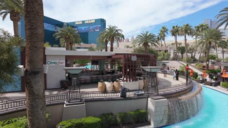 Schwenkansicht-Des-Lazy-River-Und-Des-Wasserfalls-Im-MGM-Grand-Hotel-In-Las-Vegas,-Nevada