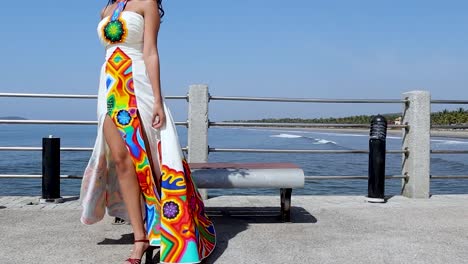 Modelos-De-Mujer-Joven-Vestido-Abierto-Con-Decoraciones-De-Arte-Huichol-Dibujadas-A-Mano