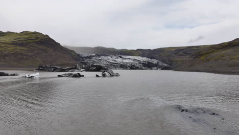 Luftaufnahme-Von-Gletschern,-Vulkanischen-Hügeln-Und-Gletschersee-In-Der-Isländischen-Landschaft
