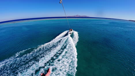 Punto-De-Vista-De-Parasailing-Sobre-El-Océano-Azul.