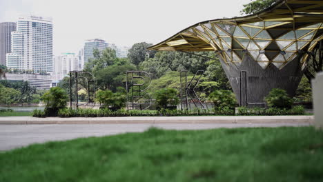 Cartel-Independiente-De-Dbkl-Y-Dosel-En-La-Plaza-Principal-Del-Jardín-Botánico-De-Perdana