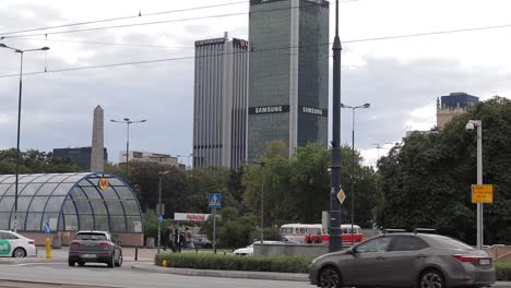 La-Torre-Samsung-Adorna-El-Horizonte-De-Varsovia,-Situada-Junto-Al-Imponente-Rascacielos-Marriott-En-El-Centro-De-La-Capital-Polaca.