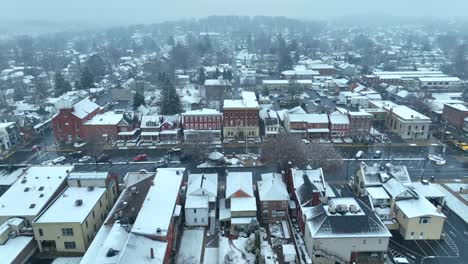 Pequeña-Plaza-De-La-Ciudad-Durante-La-Tormenta-De-Nieve-Invernal