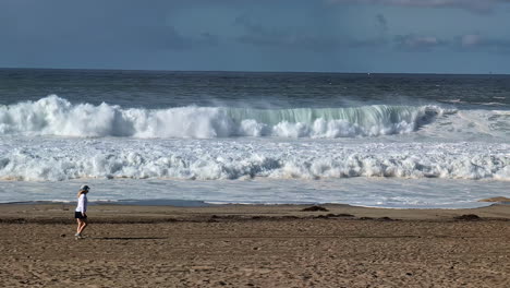 Huge-waves-breaking-in-Manhattan-beach,-slow-motion