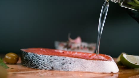 Frisches-Lachsfilet-Auf-Holzbrett-Würzen,-Fisch-Kulinarisch-Einölen