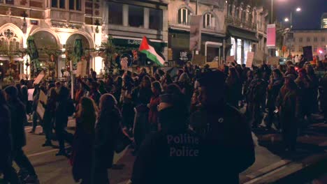 La-Policía-Supervisa-La-Marcha-Nocturna-Por-Los-Derechos-De-Las-Mujeres.