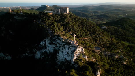 Luftaufnahme-Des-Heiligtums-Sant-Salvador-An-Einem-Sonnigen-Tag-Auf-Mallorca