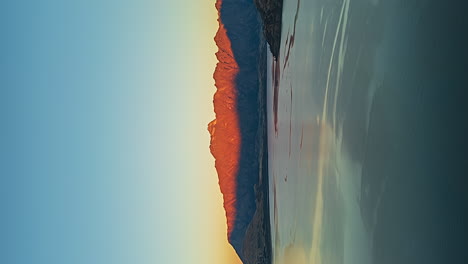 Lake-Wakatipu-Bei-Sonnenuntergang,-Während-Die-Schatten-Kriechen---Vertikale-Luftbewegung-Im-Zeitraffer