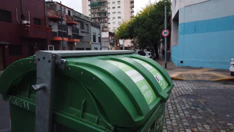 Primer-Plano-De-Un-Contenedor-De-Basura-De-La-Ciudad-De-Buenos-Aires,-Servicio-Público,-Basura-Plástica-Tirada-Al-Suelo,-Calles-Del-Centro-De-La-Capital-Argentina.