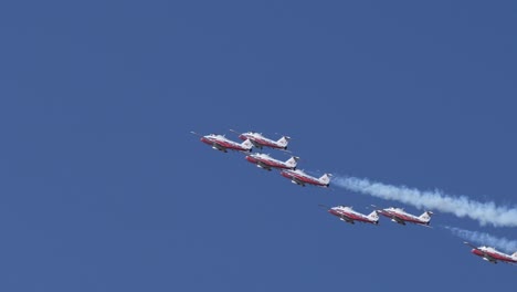 Vuelo-De-Formación-De-Aviones-De-Entrenamiento-Militares-En-La-Pista-De-Exhibición-Aérea