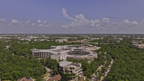 Tulum,-Mexiko:-Luftaufnahme-V28,-Einspielung-Einer-Drohne,-Die-Um-Die-Außenstadt-Herumfliegt-Und-Den-Neubau-Des-Modernen-Luxusresorts-Und-Spas-Einfängt-–-Aufgenommen-Mit-Mavic-3-Pro-Cine-–-Juli-2023