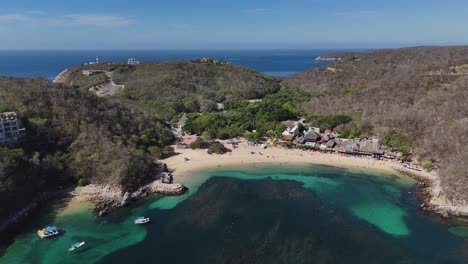 Aerial-shot-displaying-the-coral-reefs-of-Playa-la-Entrega,-Huatulco,-Oaxaca,-Mexico